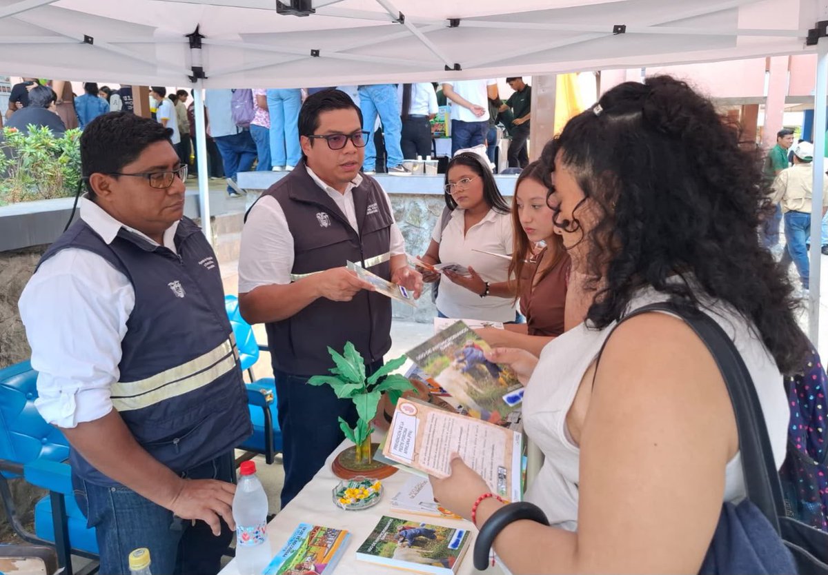 AgrocalidadZ7's tweet photo. 📍 *#AgrocalidadEnTerritorio*

En #SantaRosa y #Machala participamos con un stand informativo en la Brigada Social por *#ElNuevoEcuador* y en la Expoferia de la Facultad de Ciencias Agropecuarias para difundir nuestros servicios institucionales.

#ProtegemosElAgroEcuatoriano https://t.co/NMYUL88dW5