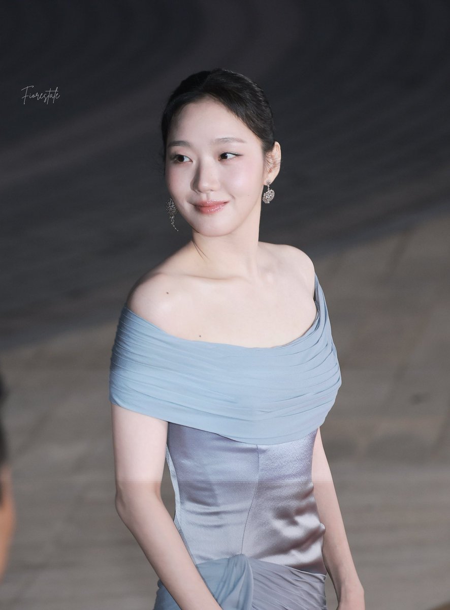 fiorestale's tweet photo. 260731 제5회 청룡 시리즈 어워즈 레드카펫 배우 김고은
#김고은 #KimGoeun https://t.co/hJT2AUgK80