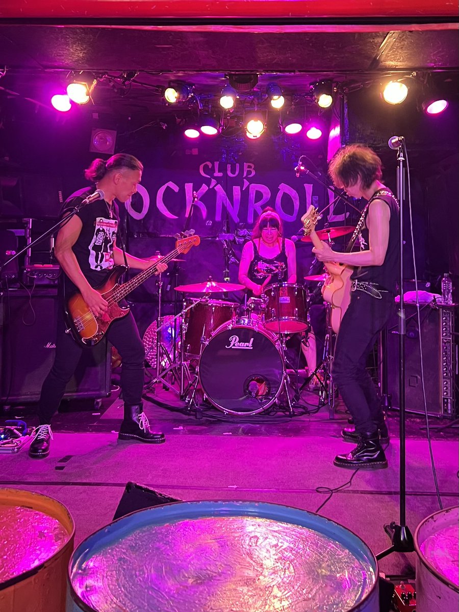 hiru_zo's tweet photo. 昨夜はクラブロックンロールで泉光次郎と悪いやつら。名古屋来てくれて本当にありがとう！30分とは思えない味の濃いライブでカッコ良かったー。今日の京都も楽しみだ。対バンのメルシーもニンニクチャハーンズもTHE NOISEもみんなフルスロットルなライブでいい音出してて全部良かった。楽しかった！！ https://t.co/AqWya82djk