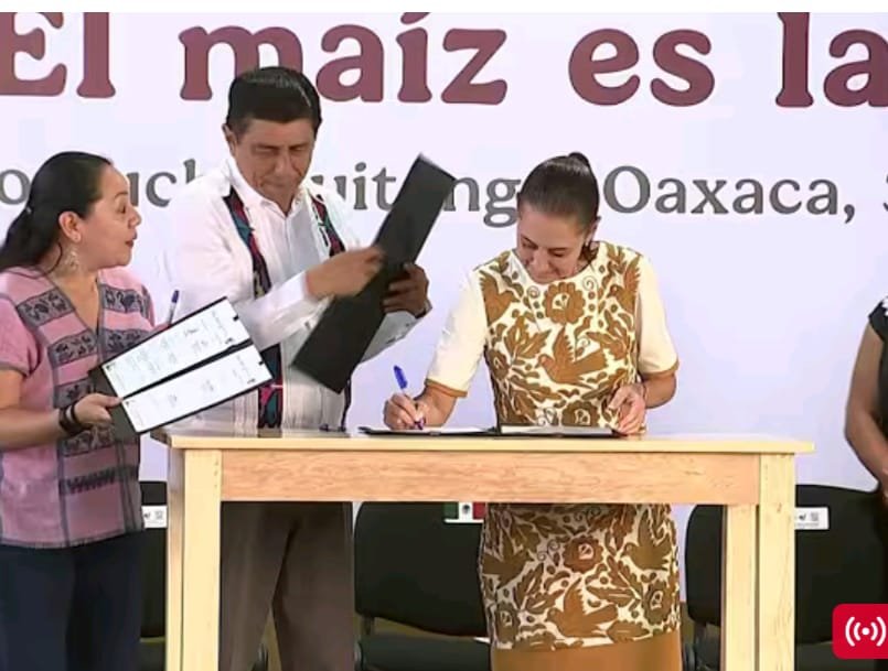 ContraProMx's tweet photo. 😱✅ En su trayecto a #Suchilquitongo, #Oaxaca la presidenta @Claudiashein fue abordada por la líder estatal de la #Seccion22 quién le menciono los pendientes con el magisterio de Oaxaca, al respecto, la presidenta acordó recibirlos en palacio nacional el próximo 13 de agosto; preciso que solo al magisterio local