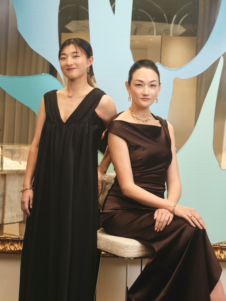 fs_gossips's tweet photo. Kaori Sakamoto joined actress and model Ai Tominaga at the 1st Anniversary event of Tiffany Ginza 💫✨

photo Vogue Japan

#iceskate #iceskating #フィギュアスケート #figureskate #figureskating https://t.co/u1tXCbsO98