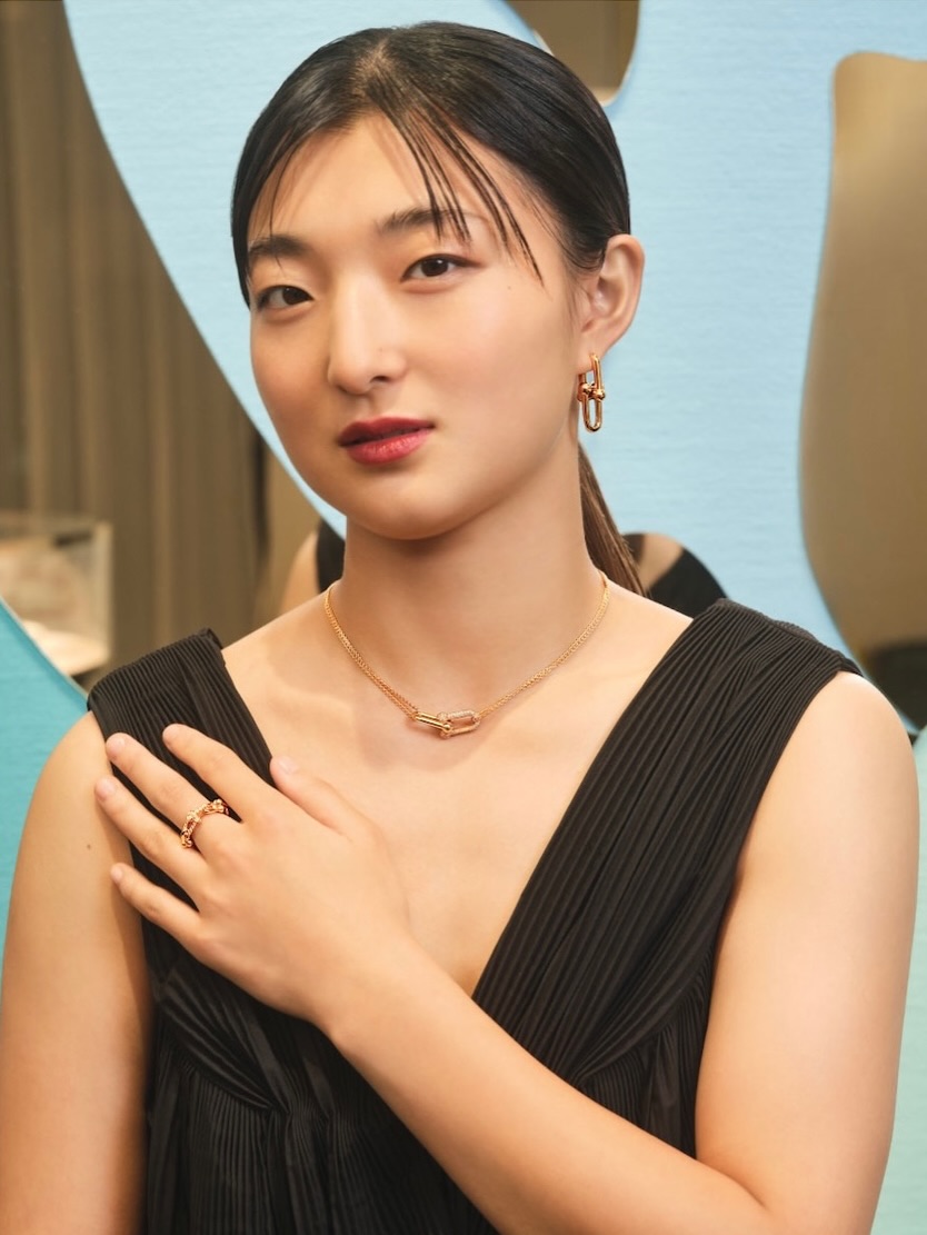 fs_gossips's tweet photo. Kaori Sakamoto joined actress and model Ai Tominaga at the 1st Anniversary event of Tiffany Ginza 💫✨

photo Vogue Japan

#iceskate #iceskating #フィギュアスケート #figureskate #figureskating https://t.co/u1tXCbsO98