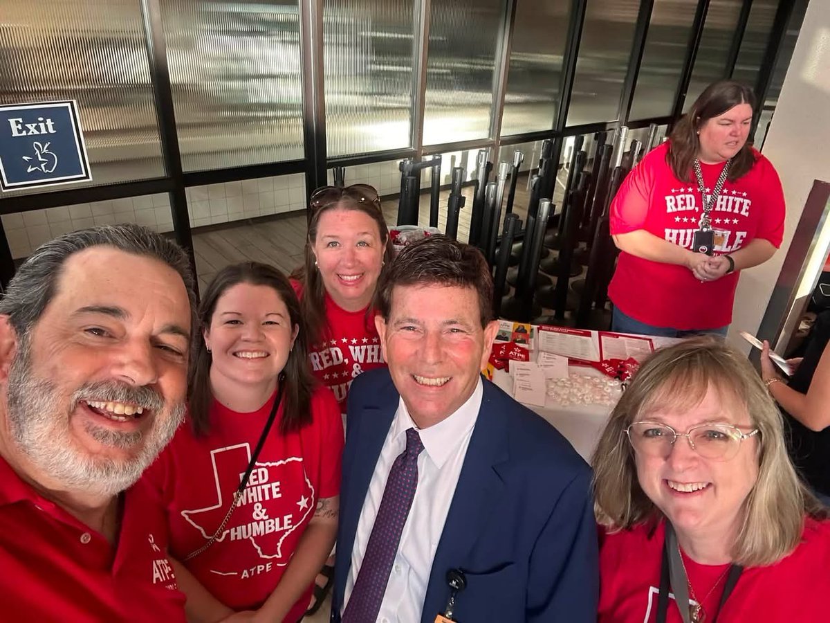 OfficialATPE's tweet photo. Humble ATPE volunteers recruited new members at Humble ISD's new-teacher orientation Wednesday at Kingwood High School. They also received a visit from Superintendent Dr. Roger Brown!

You can become a member of ATPE at https://t.co/sNRA4wHdDv. https://t.co/wIcswJ6GIv