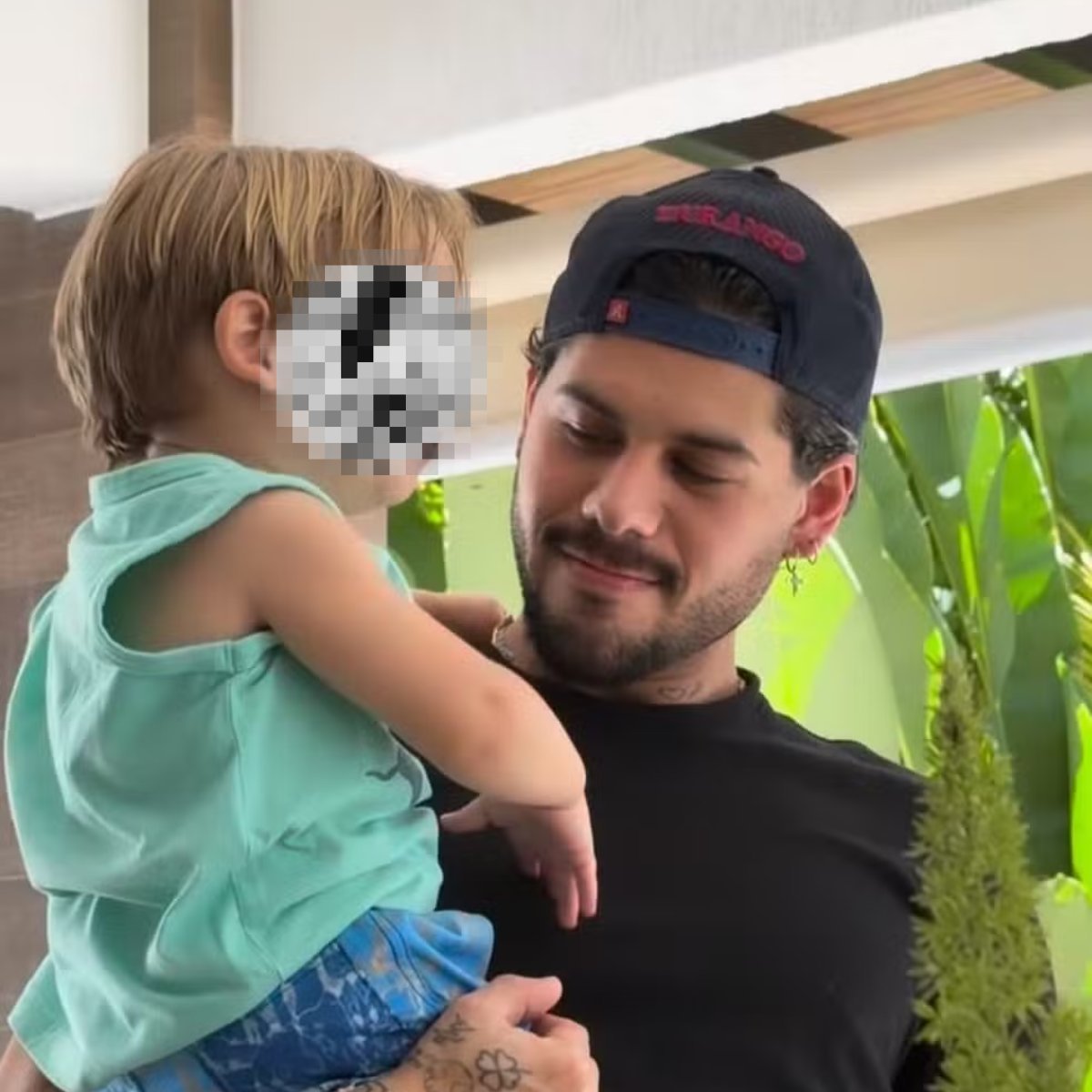lucasdoreality's tweet photo. 🚨 Zé Felipe foi DENUNCIADO ao Ministério dos Direitos Humanos e da Cidadania após publicar um vídeo com o filho caçula, de quase 2 anos, em que estimula a criança a repetir falas de cunho s*xual #famosos #zefelipe https://t.co/qEzQgIYySB