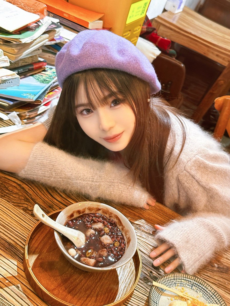 oozoo2952's tweet photo. 翻出学生时代的旧合照，今日和老友约了母校旁的糖水铺，从下午聊到深夜，连冰粉都比以前甜了！， https://t.co/0m0x7KzKGP