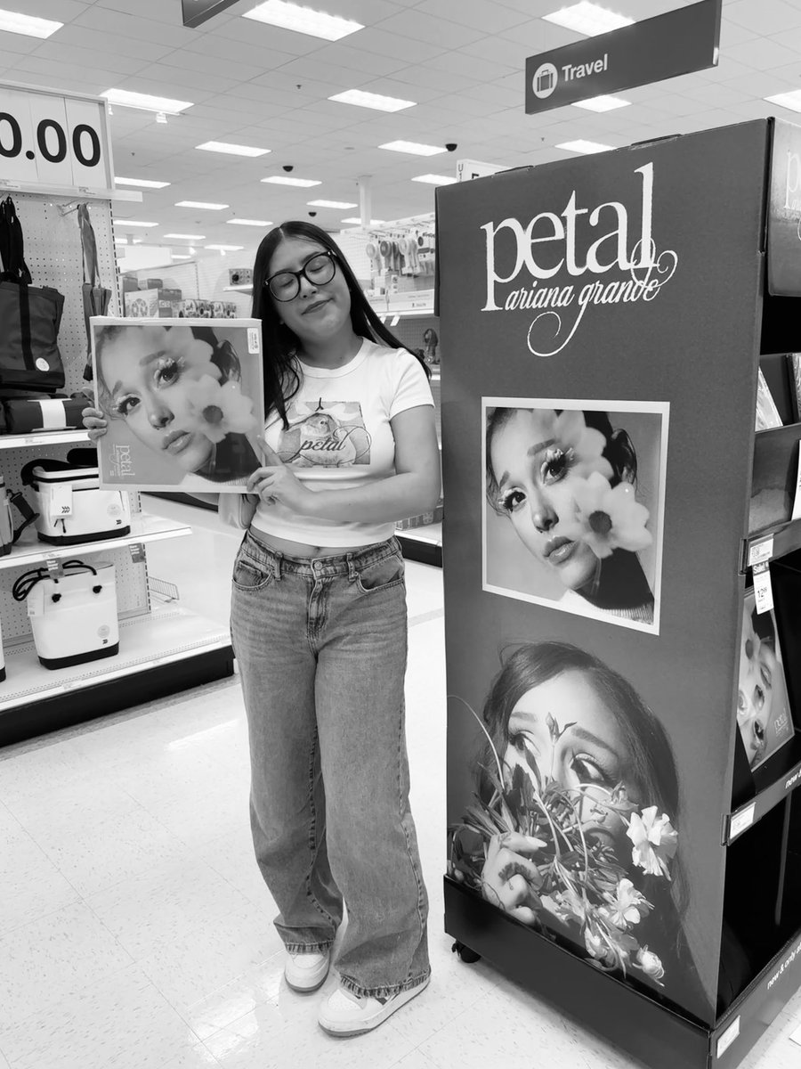 aftersunjae's tweet photo. te amo petal te amo ariana grande butera https://t.co/DPeAwX2ETE