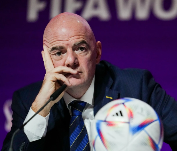 diegonalinha's tweet photo. 🚨INFANTINO RECUOU

A FIFA abandonou oficialmente o plano de vender 20% da empresa que administraria os negócios da Copa a investidores privados.

UEFA ameaçou boicote, confederações rejeitaram a proposta e um assessor renunciou.

É o começo do fim de Infantino?

Reuters https://t.co/5OmmMsoQiE