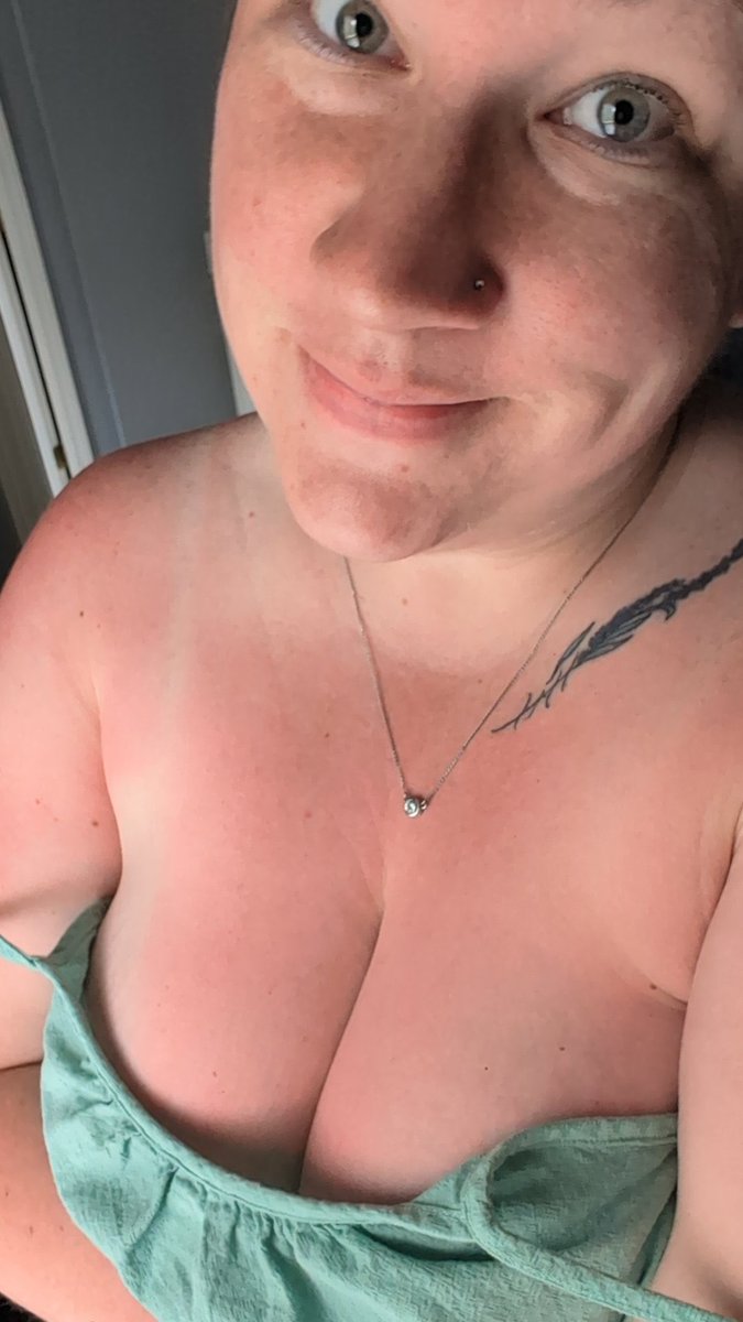 HottiesKc's tweet photo. Shoutout to the sexy @julesss06 😘

#GorgeousCleavage
#TeaseMe
#KansasGirl 🌾🌻
#SunflowerHottie 💯 https://t.co/2PrOW8r4h6