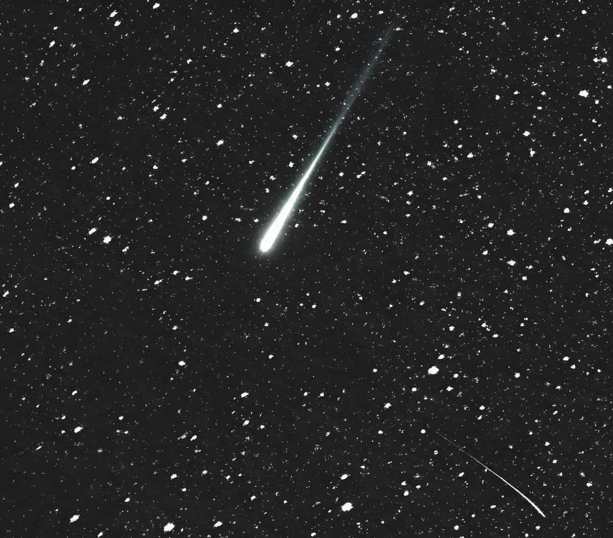 Rohodiablo's tweet photo. Double meteor ☄️ shower last night in the UK 🇬🇧 it’s was amazing and a once in a lifetime experience. https://t.co/r1caiL33Dr