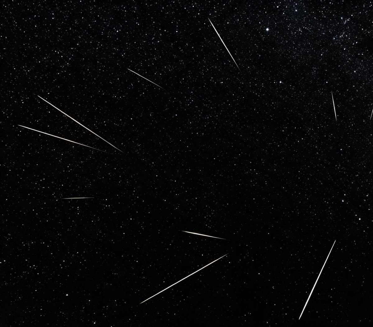 Rohodiablo's tweet photo. Double meteor ☄️ shower last night in the UK 🇬🇧 it’s was amazing and a once in a lifetime experience. https://t.co/r1caiL33Dr