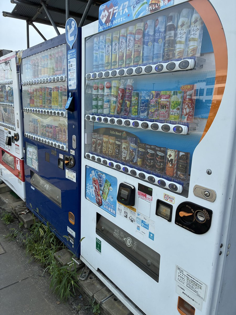 batterysaisei's tweet photo. おはようございます。今日も暑い一日になりそうです。弊社の前には3基の自販機があります。この時期は特に飛ぶ様に売れています。みなさんはどんな飲み物がお好きでしょうか？私は水かお茶の購入率がかなり高いです。
今日の清水は晴れ。
ご安全に。
#企業公式が挨拶を言い合う https://t.co/VBnMoI0Bji
