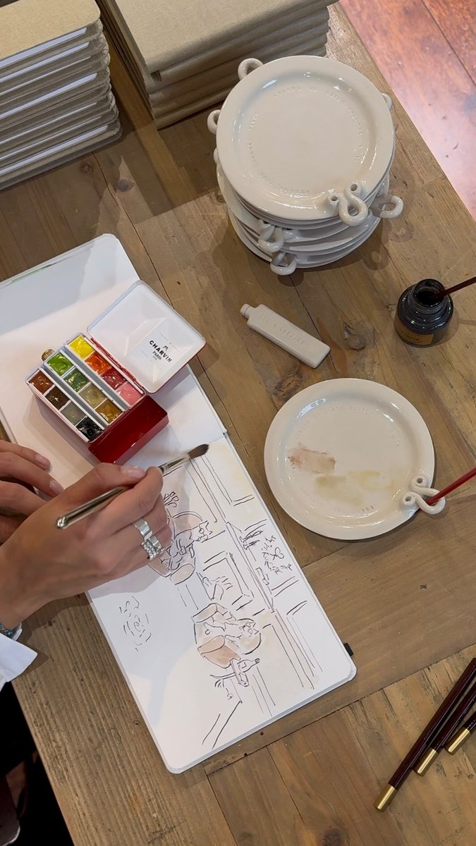 charvinarts's tweet photo. Pour la Fête des Mères, la Maison Charvin et la Maison Ladurée imaginent une rencontre délicate entre gourmandise et création.

Un coffret à personnaliser, une palette d’aquarelle pour laisser parler l’émotion, et la liberté de composer une attention unique 🎀

-… https://t.co/JCI9BaLX6F