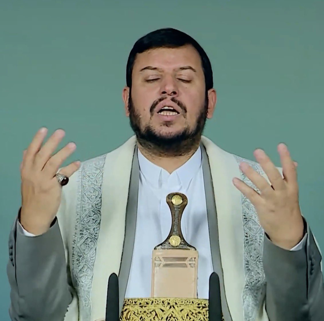 Columbuos's tweet photo. - عبدالشرك الحوثي زعيم ميليشيا الحوثيين الايرانية اصيب مؤخرًا بالبهاق والسكري ويعاني من اكتئاب حاد وقلق وظهرت بعض اعراضها في مقابلته الاخيرة بسبب عيشه الدائم تحت الارض لسنوات طويلة مع نقص حاد بالفيتامينات. 
- يعيش معه ثلة من مستشاريه الايرانيين واللبنانيين والعراقيين الذين يديرون الميليشيا وقلة من اقرباءه، لانه لايثق ببقية الزنابيل المتحوثين اطلاقًا ولايعرفون شيء عن مكان اختباءه، لان من يدير المحافظات المحتله هي مربعات أمنية، كل قائد يسيطر على منطقة ومربع امني بعصابته المنفرده وهذا سلوك الايرانيين والحرس الثوري.  
طبعًا خطابه انهزامي والتبريرات التي رددها لاستعاطاف الشعب الجاوع لمدة ساعتين ونصف كأطول واخر لقاء. 

- خصوم المملكة كالفئران يعيشون في الانفاق والجحور، وينبحون خلف الشاشات، أيدينا ستصل لكل ارهابي متأيرن وعميل (احفظوها جيدًا).