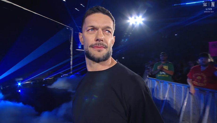 pwd_offl's tweet photo. The man looks so damn healthy.... 2016 vibes.

#SmackDown https://t.co/FTRxouKCZI