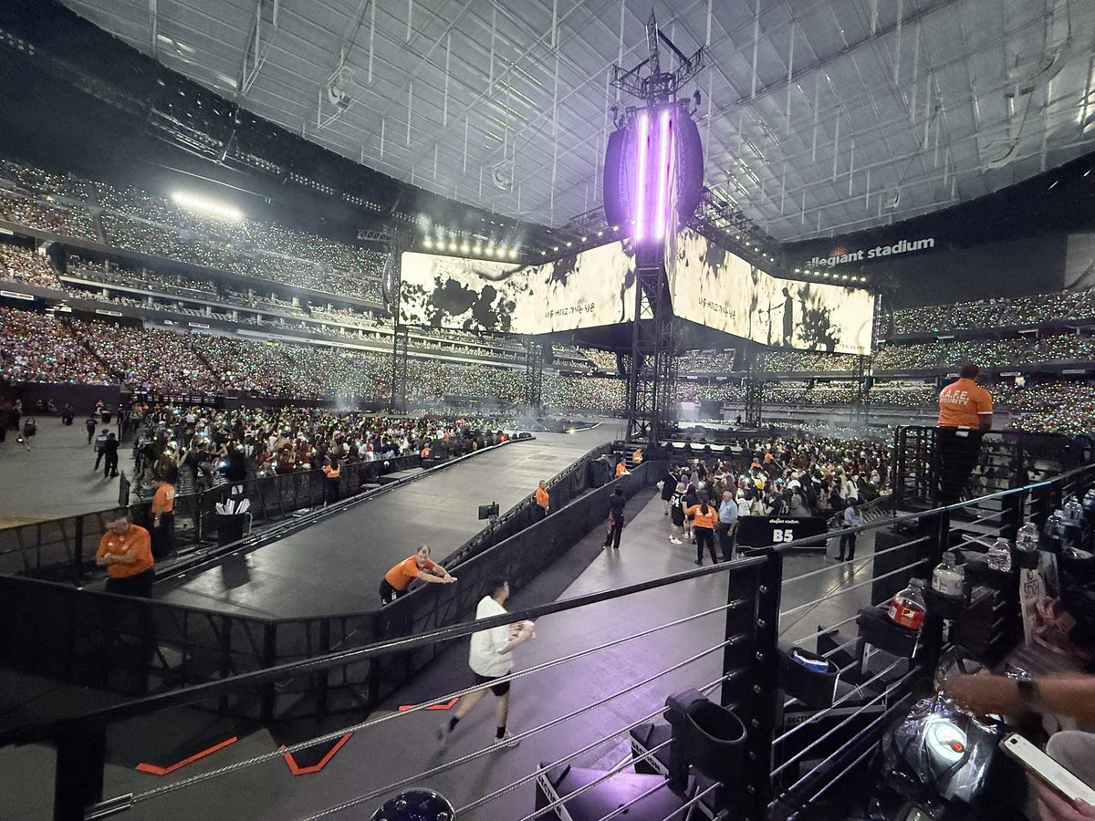 quadrantids's tweet photo. @myhopeworldian_ This is the front row https://t.co/mqT0Zp0NuH