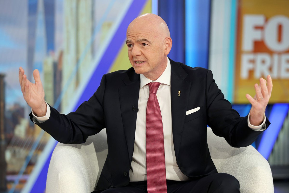 Leonlec's tweet photo. Nadie es eterno ni nadie puede conservar el poder para siempre.

Gianni pensó que ganaría con el poker de reyes y no vio venir que UEFA y el resto del mundo jugarían en conjunto con un poker de ases.

Infantino se sintió igual de poderoso que Napoleón marchando hacia Waterloo y pagó las consecuencias de su soberbia y codicia.

Lo que sigue, por el bien de la FIFA y sobre todo por el bienestar de los aficionados, es la salida de Infantino, ya sea presentando su renuncia inmediata, o en las elecciones de FIFA en marzo del próximo año.

La pelota no se mancha.
