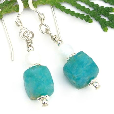 ShadowDogDesign's tweet photo. New! Petite faceted natural #amazonite #gemstone cube #earrings w/ flashing white mother of pearl!  via @ShadowDogDesign #ShopSmall #Handmade #GemstoneEarrings #AmazoniteEarrings   https://t.co/TNIivXE3QV https://t.co/L13cVUcBAR