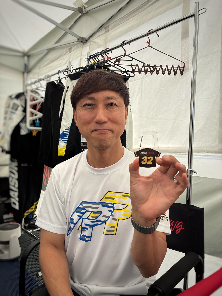 ROOKIE_Racing_'s tweet photo. お待たせしました！🥰🧡
＂32号車グッズ＂がついに完成✨

ルーキーレーシングガレージにて販売中です🚗💨

サーキットへお越しの皆さまは
ぜひブースへ遊びに来てくださいね☺️🧡

@Hiroaki_Ishiura 
#SUPERGT
#スーパーGT
#ルーキーレーシング https://t.co/ZvY4GwDezm