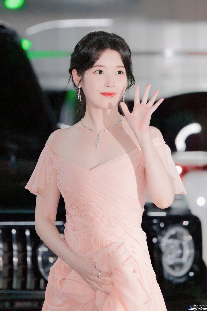 JongHeon_IU0516's tweet photo. 260731 아이유 청룡시리즈어워즈 출근길

안녕 나의 주인공💫

#아이유 #IU https://t.co/O5aejwPfPQ