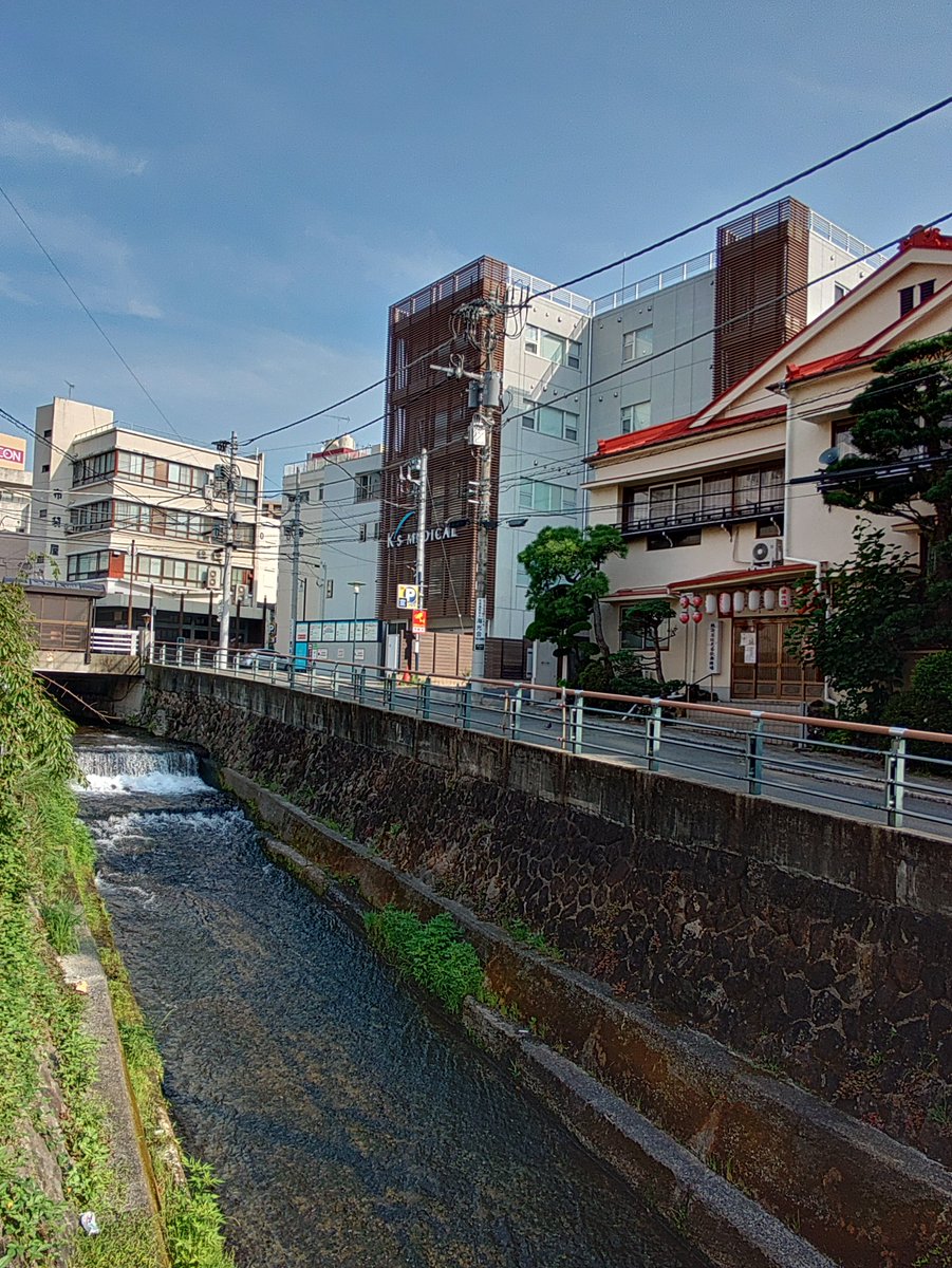 atsu_umi's tweet photo. 写真は今朝の熱海市中央町の初川沿い、熱海芸妓見番歌舞練場で今日明日の両日、芸妓まつりが開催されます。
入口には『湯めまちをどり 華の舞』の9月初旬までの休止も告知されています。 https://t.co/n3VAvD81mN