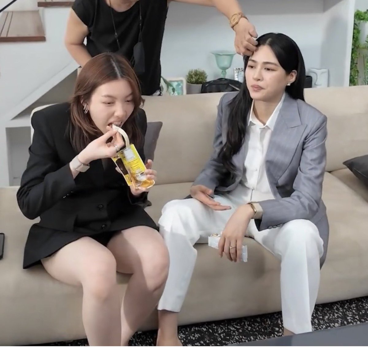 KMayaKwangbae's tweet photo. พี่หลิง: เปลี่ยนท่านั่งหันไปทางน้อง
สตาฟ: อุ้ย  ท่านี้กึงมาก
พี่หลิง: 😳 ไม่ มันจะเทิร์นไง แบบเนี้ย
ท่านั่งพี่หลิงโคตรกึง ดาราประสบปัญหา กึงโดยไม่รู้ตัว คนนึงกึงเข้าเส้น ส่วนอีกคน กินเส้นอยู่ อ๊อม😂) 555555555555555

LINGORM ILF EP7 
#วาดฝันวันวิวาห์EP7 https://t.co/zJaIOCrdTp