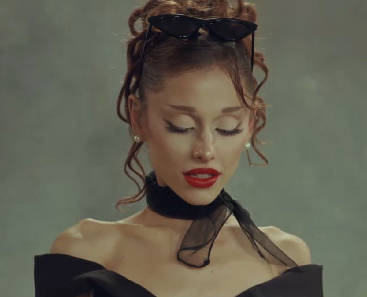 stansgrande's tweet photo. she could run me over and i’d apologize for being in the way https://t.co/s8Z7epHfzv