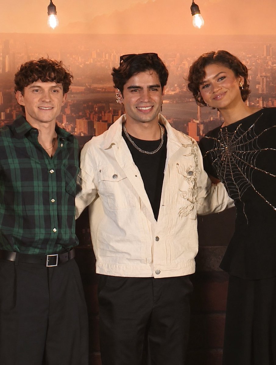 ArnMercurio's tweet photo. Un día de pequeño ves a SpiderMan y otro día lo conoces ♥️🕷️ 
El nivel de epicidad de conocer a Zendaya, Tom y Destin ✨
Gracias por esta oportunidad @SonyPicturesMX @SonyPictures estuvo increíble! ✨
#SpidermanUnNuevoDia #spidermanbrandnewday #spiderman #zendaya https://t.co/lQDF09ldLp