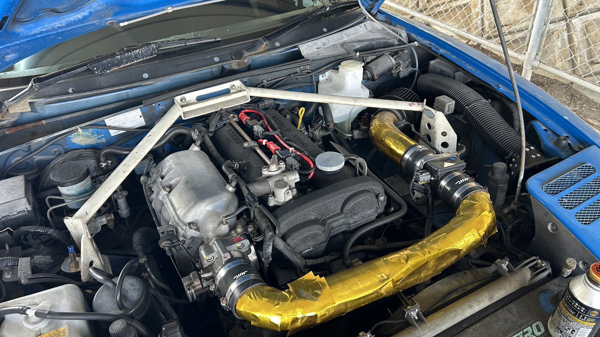 UeshimaM's tweet photo. 【停車中のエアコン効率アップ】

車は走行中はバンパーの口から空気を取り込んで床下に吹き抜ける構造になってます。

押し込まれて下に抜けるワケです。

それが停車中となると、熱気の抜け場が無くてボンネット裏に溜まります。

溜まるとエアコンの効き悪くなるんですよ。

なので、【停車中にはボンネット少しでも開けておくとエアコン��効きがマシに】なります。熱抜きです。

なので、そう��った状況になってる皆さん。ボンネット少しでも開けましょう。

（あーなんか故障したんかな）と思われるかもですけどね。

出来ればこのネタ、遠く離れた土地の皆様に届くと良いなぁ。

#エアコンは人権
#停車中 
#こんなネタしか送れませんががんばってください