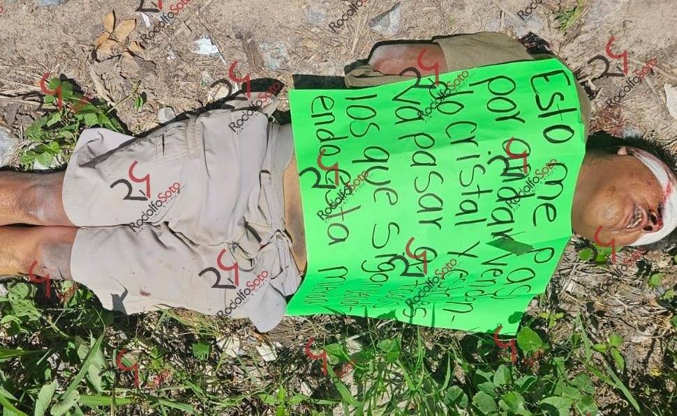 rodolman69's tweet photo. Un masculino que solo vestía bermuda fué localizado privado de la vida y maniatado en una brecha de la comunidad de "El Tomatal" perteneciente a #Iguala, #Guerrero a quien sus victimarios le dejaron una cartulina donde lo acusan de vender sustancias prohibidas. https://t.co/FOvenyiqDH