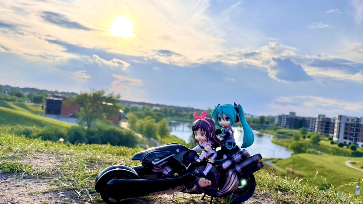 Kizumiku01's tweet photo. 🩷KizuMiku🩵
🌎 Around the world 🌎
#Nendoroid #Kizuna #Miku https://t.co/370b3M65R4