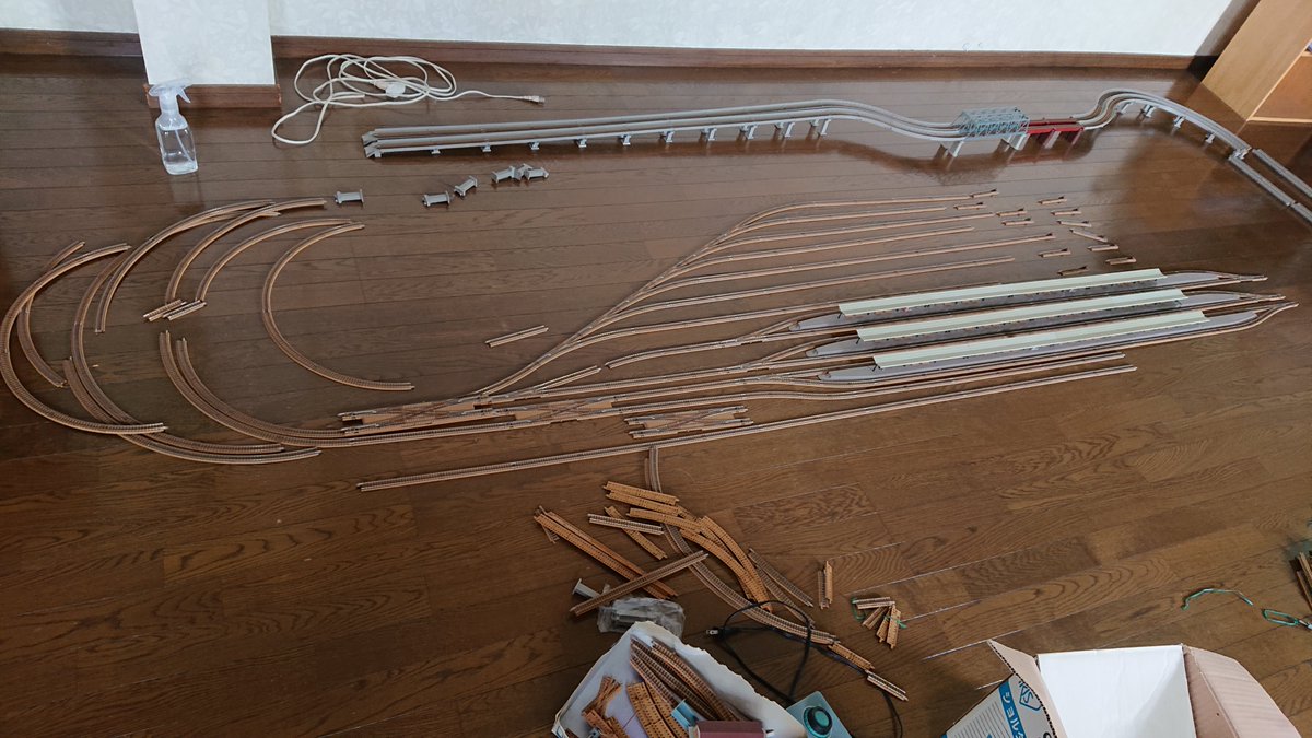 JO3IVK's tweet photo. 左分岐のポイントが不足している、クロスポイントは、どこに付けていた？
そもそも、全体は、これより大きい？
たしかコンパネ2枚半のはず、暑いので休憩 https://t.co/5FM8ukQsVy
