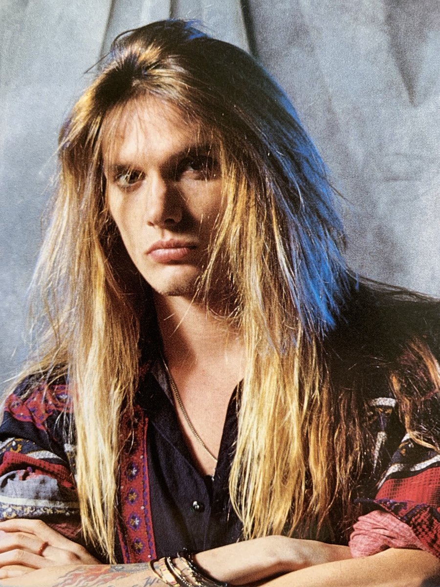 yrP93KFo37xFe5U's tweet photo. トピの1枚vol22 #SKIDROW 86年NJで結成 89年デビュー ボンジョビの秘蔵っ子 後に袂を分つ 直情径行型フロントマン #セバスチャンバック の圧倒的存在感 89年スプリングフィールド公演で客席から投げられたビン投げ返し15歳少女に直撃 重症負わせ逮捕・執行猶予#Youth Gone Wild は #NEMOPHILA カバー https://t.co/UEjh2XHgTk
