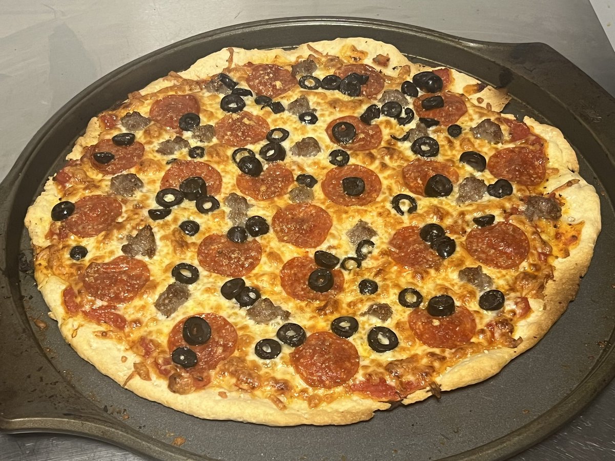 bnlking's tweet photo. It’s pizza night!
#twittersupperclub 
#mfermeals
@four4thefire 
@BrandonDonkey2 https://t.co/FljaDqBGQJ
