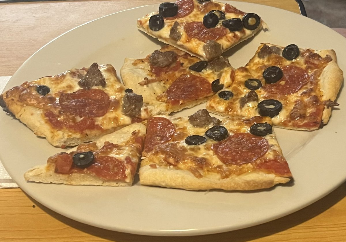 bnlking's tweet photo. It’s pizza night!
#twittersupperclub 
#mfermeals
@four4thefire 
@BrandonDonkey2 https://t.co/FljaDqBGQJ