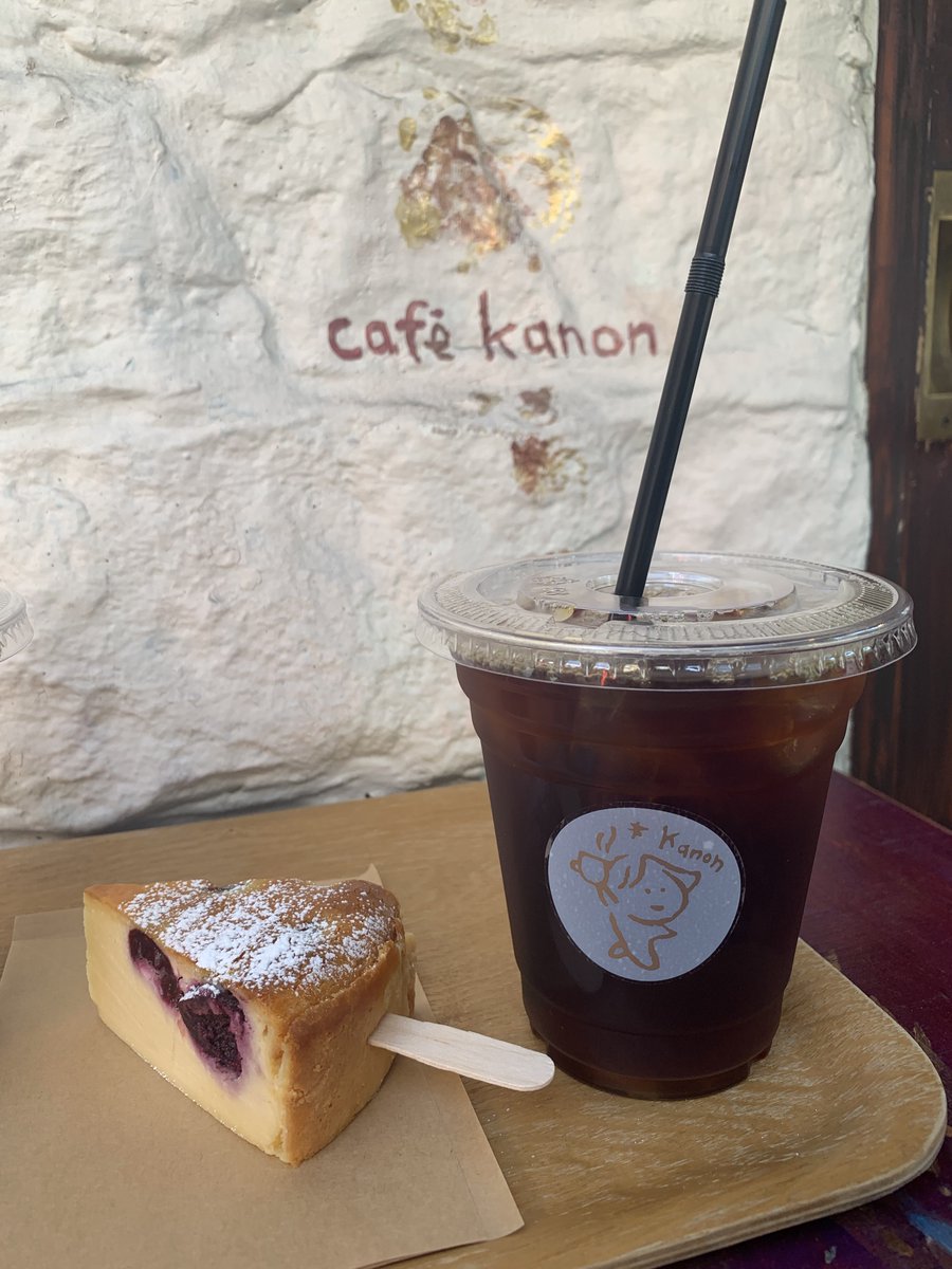Arche_Archeion's tweet photo. 【珈琲かのん】
☕️急冷アイスコーヒー
🍒ブラックチェリーのアイスチーズケーキ

自家製のアイスケーキが美味しい！
アイスの棒みたいに持ち手が刺さってて、ケーキなのにアイス感覚で食べれる！
チーズケーキはしっとりなめらか、中のチェリーは冷凍されててしゃりしゃり食感！
これは良い…💕 https://t.co/vXF8NWNOYu