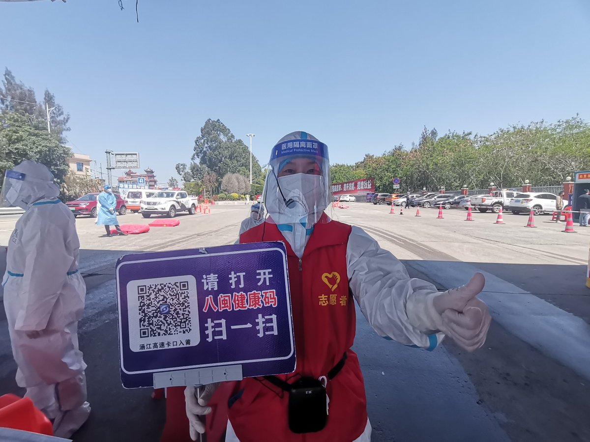 Hong_tting's tweet photo. 今天在社区核酸采样点当志愿者，帮操作设备、引导老人亮码，看着大家顺利完成采样，累但超有成就感～， https://t.co/5I33NcVm5l