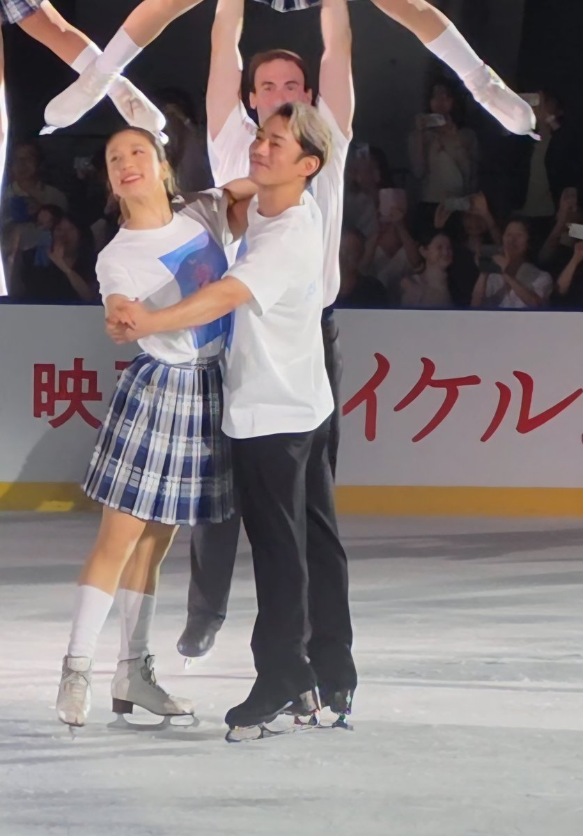 d1_misamisa's tweet photo. 第二部オープニング”Lilac wine”チョクベイ、パイポーと並んでかなだい。冒頭から二人羽織状態に釘付け！ケイトリンたら🤭大人のプログラムで素敵✨
かなだいのLAYLOM。関東でお披露目できてよかったね!！素晴らしかった✨
フィナーレも貴重な衣装🤭
お写真はわちゃわちゃ中のかなだいも

#TheDestiny https://t.co/cLkLJwV7sB