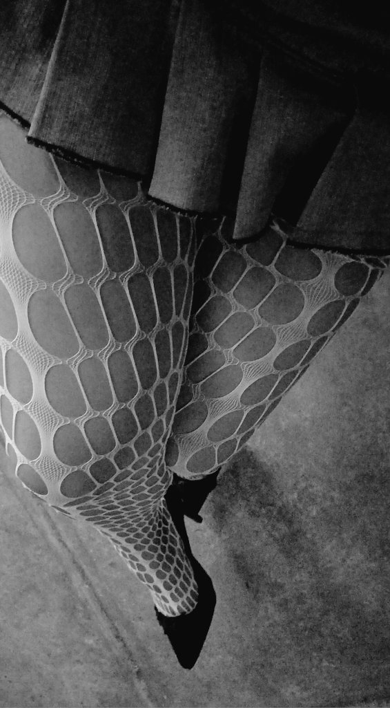 StephanieCVale's tweet photo. Mi mamá me enseño II
Al mirarme al espejo,ví mi figura y me veía penetrable. Para cuando tocan la puerta,era el señor del Gas,no había nadie en casa,salí abrir pero traía una bata puesta. Le dije pasará,pensé "Y si le doy un taquito de ojo".
Me vío y me dijo "Estás bien Rica". https://t.co/fry9rGa7PS
