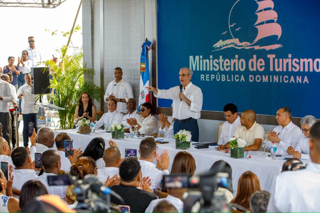 ElFaroRD's tweet photo. Luis Abinader inaugura remozamiento de la playa El Faro.Para más información:https://t.co/G338KGAniL
#luisabinader #elfaro #playa #davidcollado #mitur #elfarord https://t.co/YpZkFUliCh
