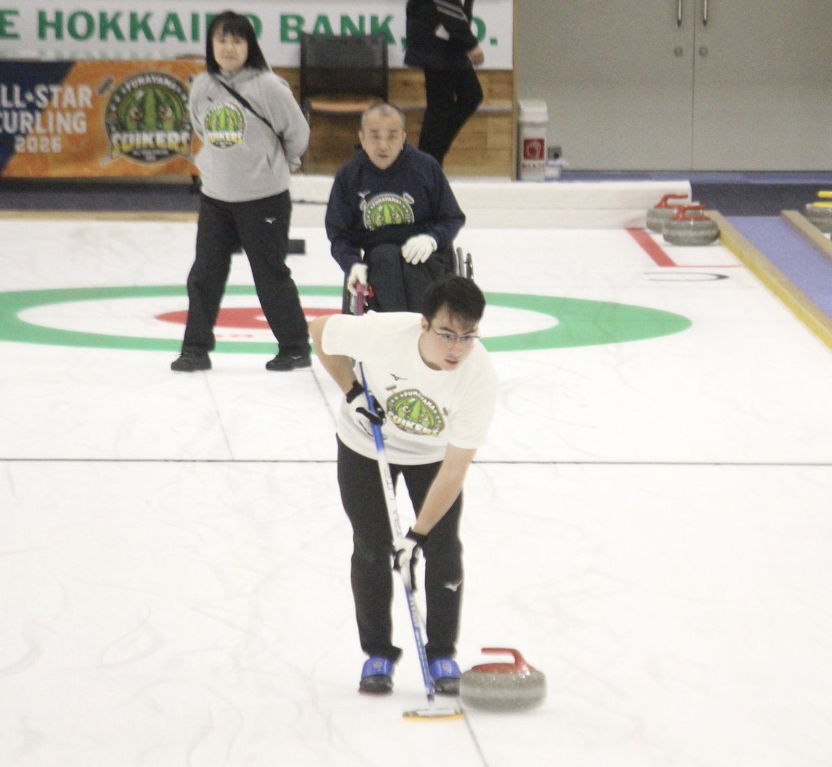 Nabecurling's tweet photo. MDシャッフル男子組♿️🧹
序盤アイスが重くて苦労していた中島さんですが徐々にアジャストして、ペア交換後は豪くんが「中島さんが全部決めてくれます!」と言った通りにバシバシ決めてました✨
#カーリング #curling #オールスターカーリング #中島洋治 #チーム中島 #青木豪 #KiTCurlingClub https://t.co/UiM88FxNA8