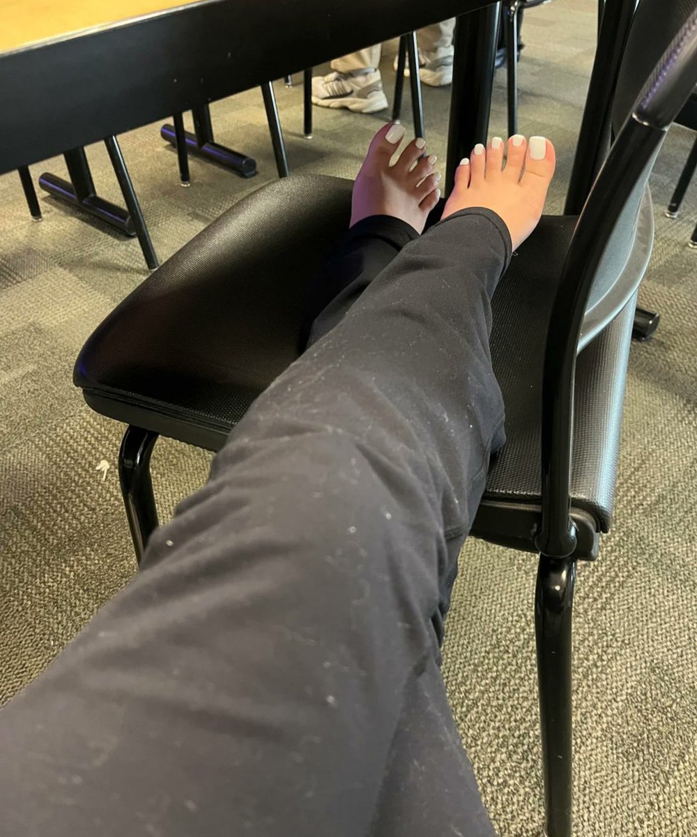Katarinaniel's tweet photo. Ha sido un día largo, necesito un masaje 😮‍💨
#feet https://t.co/i0dXWQYspP