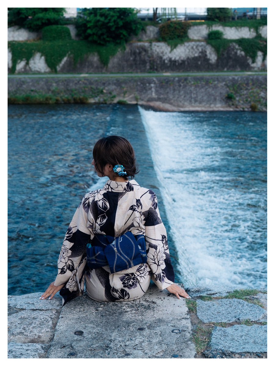 inuwakaitai's tweet photo. 鴨川沿いを歩く浴衣の女性は２割増しで美しく見えると聞きました。 https://t.co/stKYKxqNb3