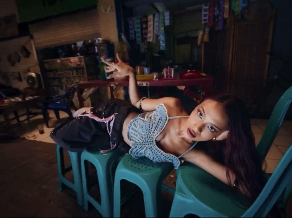 beautales_'s tweet photo. gapernah kebayang ada manusia bisa SEMANTEP ini di atas kursi bakso

you have to be extraordinarily gorgeous and esther is killing that oh gosh…. https://t.co/0kpO8KOJU4
