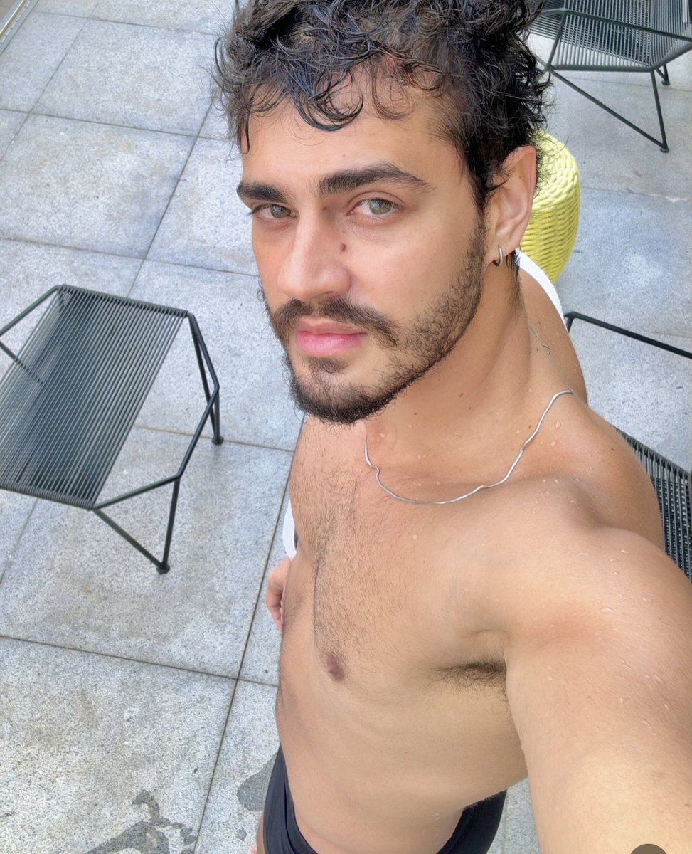 OstraFelipe's tweet photo. o olhar dele é obliquamente hipnotizante #QuemAmaCuida https://t.co/FaNmcsz38s