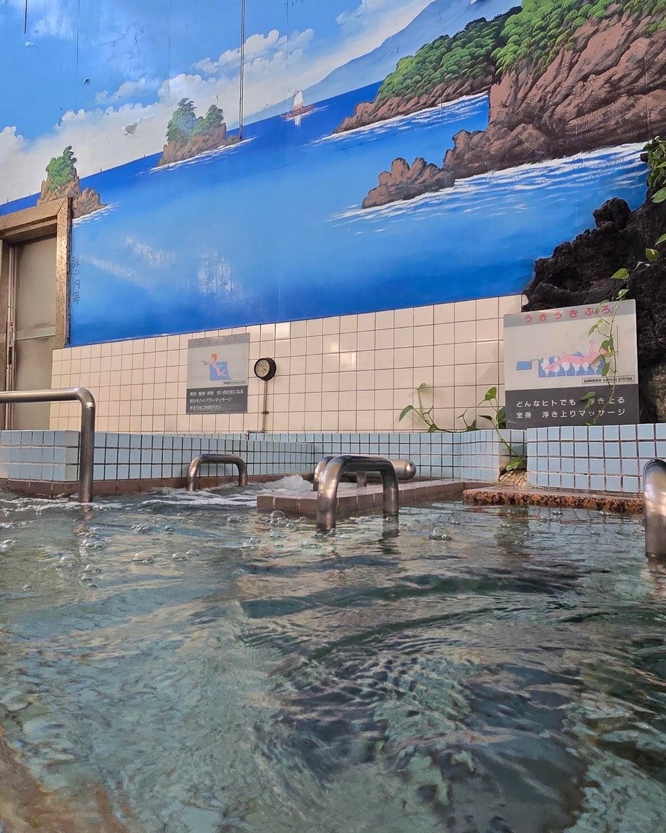 asano_0301's tweet photo. 🌻展示のお知らせ🌻
北千住の銭湯さんでグループ展をします！

『レッツゴー！天国(銭湯)』

・会場: ニコニコ湯
     ( 東京都足立区千住柳町２−１０)

📵通常営業日📵  入浴あり
・会期: 2026/8/7(金)-8/26(水) 
・時間: 15:00-24:00
※ 通常営業日での撮影はご遠慮ください。 https://t.co/mdwp5XuQVj
