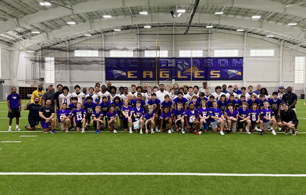 Richardson1FB's tweet photo. Our Junior High Eagles are ready to go! So much joy this week getting to spend time with our 7th-9th graders as we start the school year. #EaglesLevelUp #HEAT https://t.co/WlgsCELVeZ