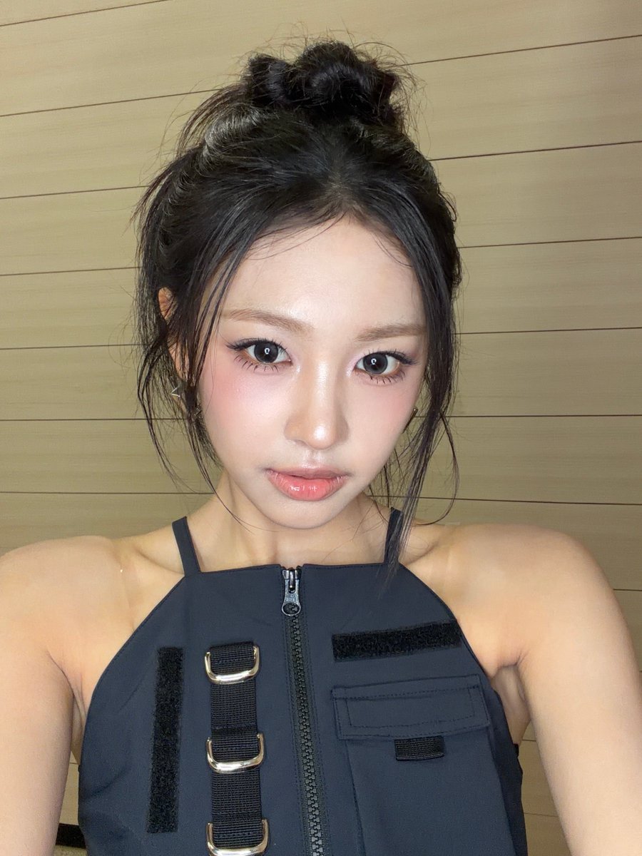 ChorokBrasil's tweet photo. 📷| Atualização via FANS:

"Ei pessoal🍀 Todo mundo viu o Music Bank hoje?!?? 
Hoje eu tentei um conceito chique e elegante para a apresentação, mas ver os fãs me fez rir tanto que acho que eu falhei um pouco,,, 
Hoje foi minha primeira transmissão ao vivo, então eu estava[+] https://t.co/aEkv5fUeqM