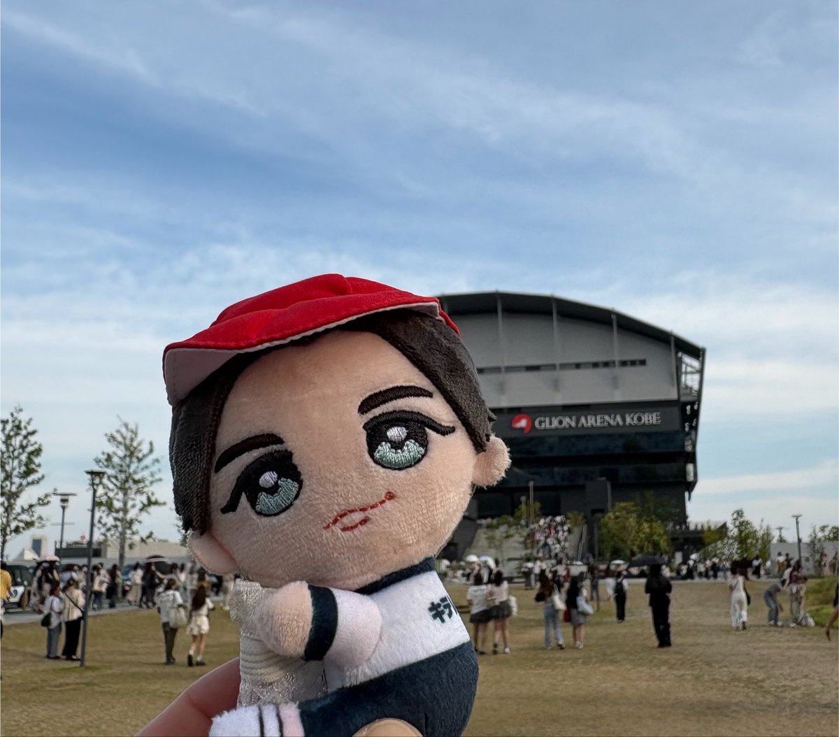 three_cat's tweet photo. 昨日はキテレツで初の神戸ジーライオン！会場内の冷房は効いてたけどステージ上は熱気ムンムンで序盤から5人大丈夫？と思うくらい飛ばしてました！セトリ良かったなー☺️ありがたいことにアリーナセンステ近くで観ることができ眼福でございました🥰 あと落下物も舞い降りてきた✨(友人がキャッチ) https://t.co/grWrDxAa98