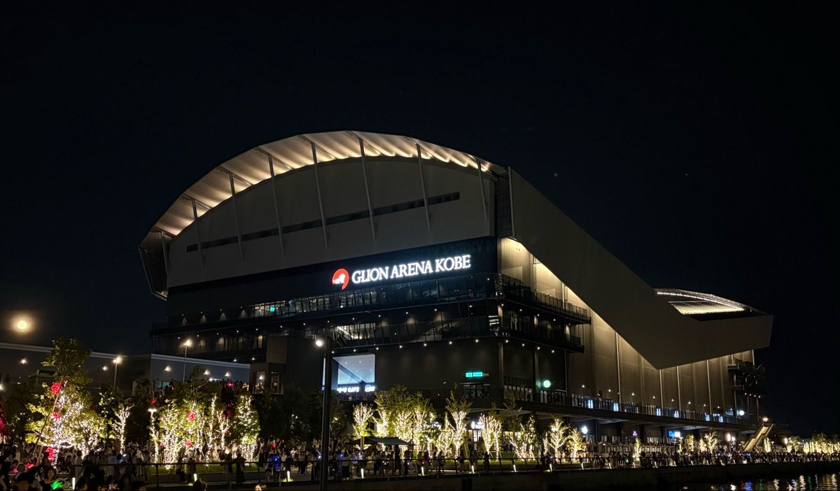 three_cat's tweet photo. 昨日はキテレツで初の神戸ジーライオン！会場内の冷房は効いてたけどステージ上は熱気ムンムンで序盤から5人大丈夫？と思うくらい飛ばしてました！セトリ良かったなー☺️ありがたいことにアリーナセンステ近くで観ることができ眼福でございました🥰 あと落下物も舞い降りてきた✨(友人がキャッチ) https://t.co/grWrDxAa98