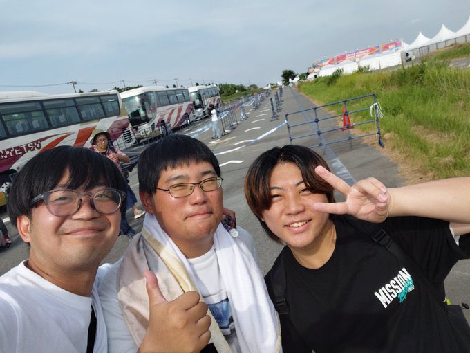 benzenkan2's tweet photo. 1人だけUVERじゃない人です

ころしあってくる！！ https://t.co/Yh9PJhK4hb